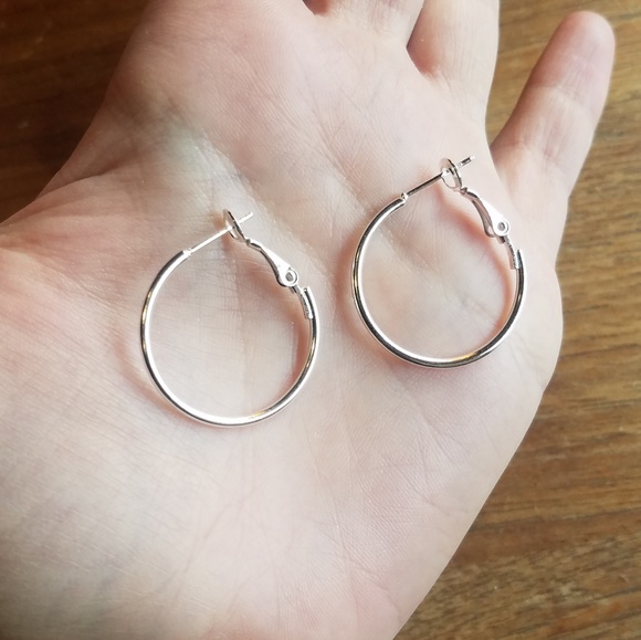 NWOT 2.5cm Silver Hoop Earrings - Picture 3 of 3
